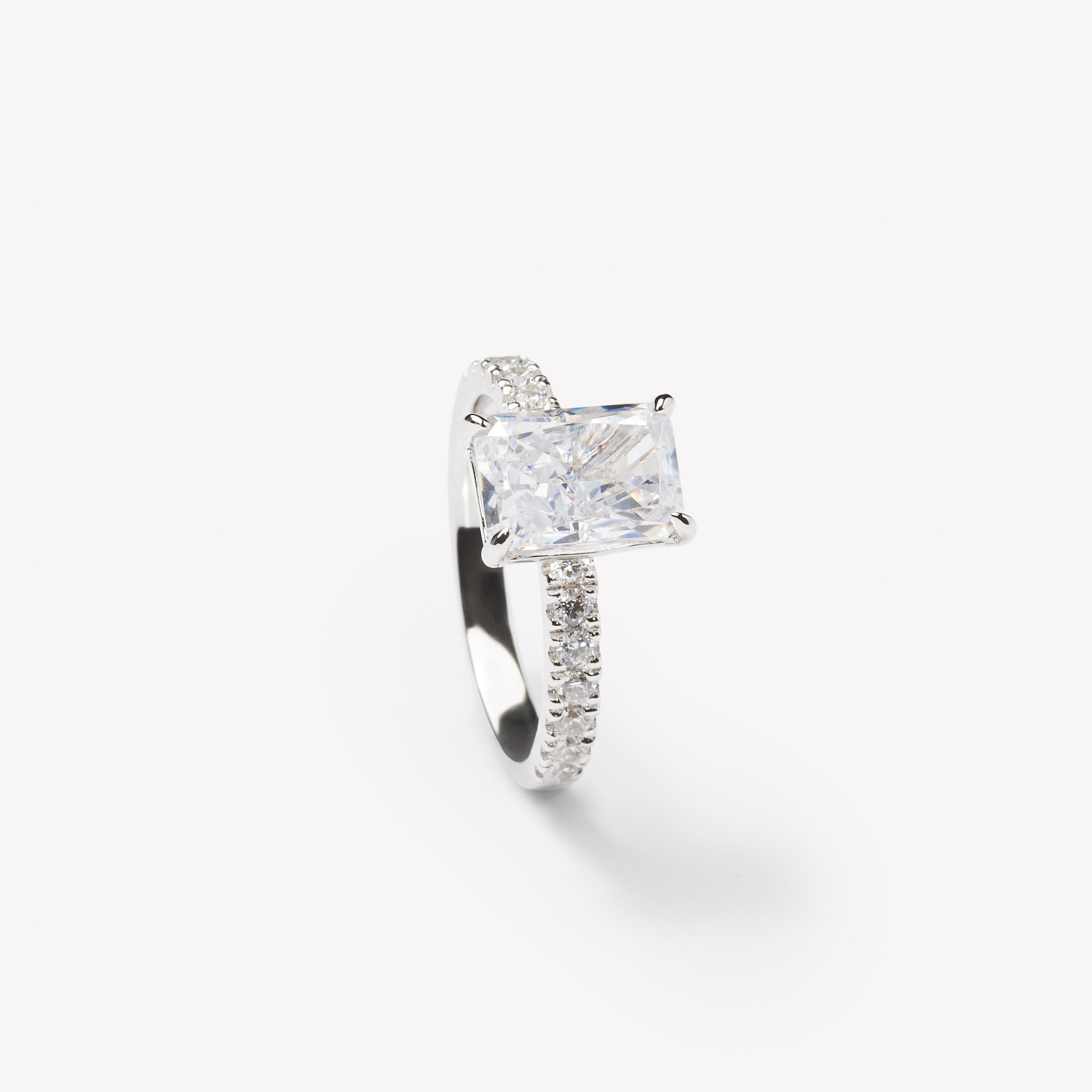 Elegant radiant cut engagement ring by IRALIS – Zurich-designed fine jewelry with DEF color and VS1–VS2 clarity.