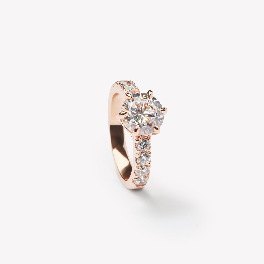 Round brilliant cut engagement ring by IRALIS – Zurich-designed fine jewelry, with DEF color, VS1–VS2 clarity and prong setting.