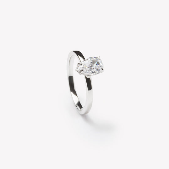 Elegant pear cut engagement ring by IRALIS – Zurich-designed fine jewelry with DEF color and VS1–VS2 clarity.