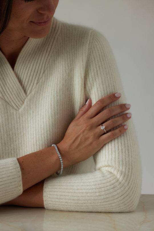 Elegant pear cut engagement ring by IRALIS – Zurich-designed fine jewelry with DEF color and VS1–VS2 clarity.