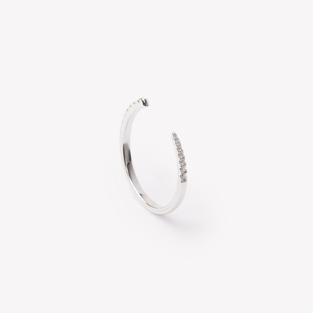 Round brilliant cut diamond ring by IRALIS featuring lab-grown diamonds in DEF color and VS1–VS2 clarity, Zurich designed