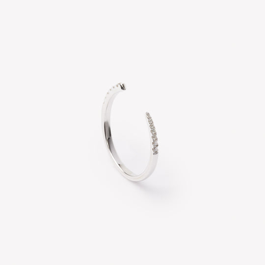 Round brilliant cut diamond ring by IRALIS featuring lab-grown diamonds in DEF color and VS1–VS2 clarity, Zurich designed