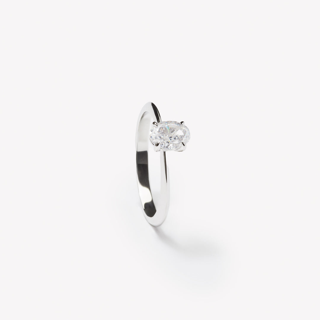 Oval cut engagement ring by IRALIS – Zurich-designed fine jewelry with plain knife setting, DEF color and VS1–VS2 clarity.