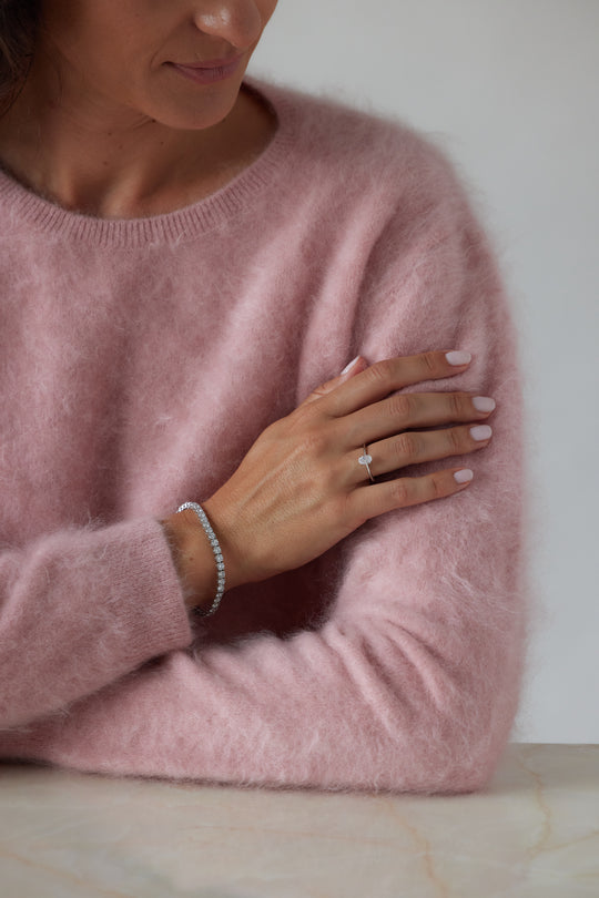 Oval cut engagement ring by IRALIS – Zurich-designed fine jewelry with plain knife setting, DEF color and VS1–VS2 clarity.