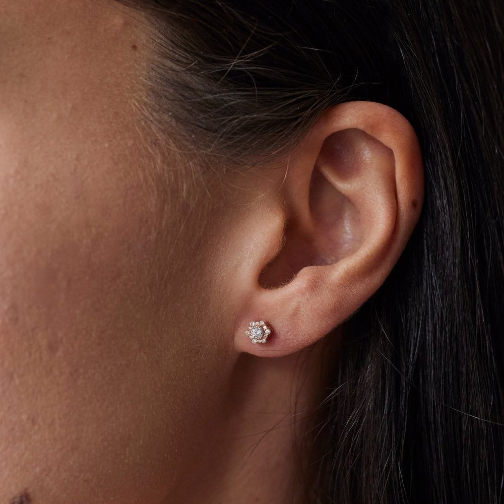18k rose gold stud earrings with round brilliant-cut lab-grown diamonds.