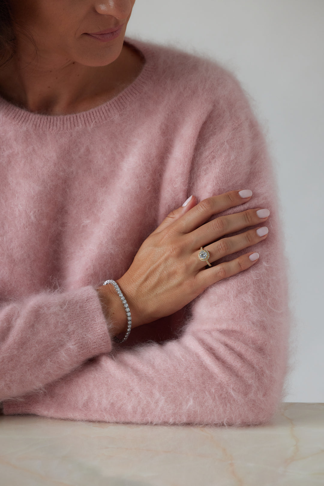 Round brilliant cut halo engagement ring by IRALIS – Zurich-designed fine jewelry with VS1–VS2 clarity and pave setting.