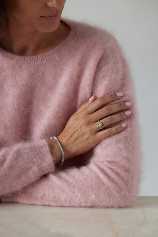 Round brilliant cut halo engagement ring by IRALIS – Zurich-designed fine jewelry with VS1–VS2 clarity and pave setting.