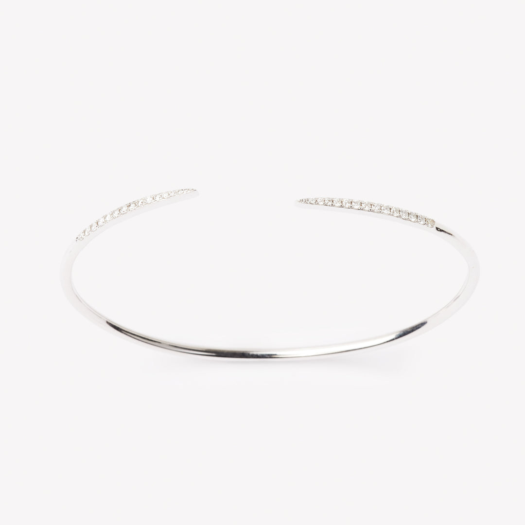 18k white gold claw with round brilliant diamond setting.