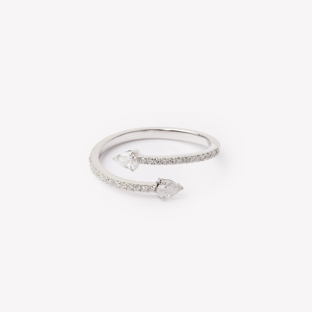 Round brilliant ring with pear-cut side stones by IRALIS featuring lab-grown diamonds in DEF color and VS1–VS2 clarity, Zurich designed