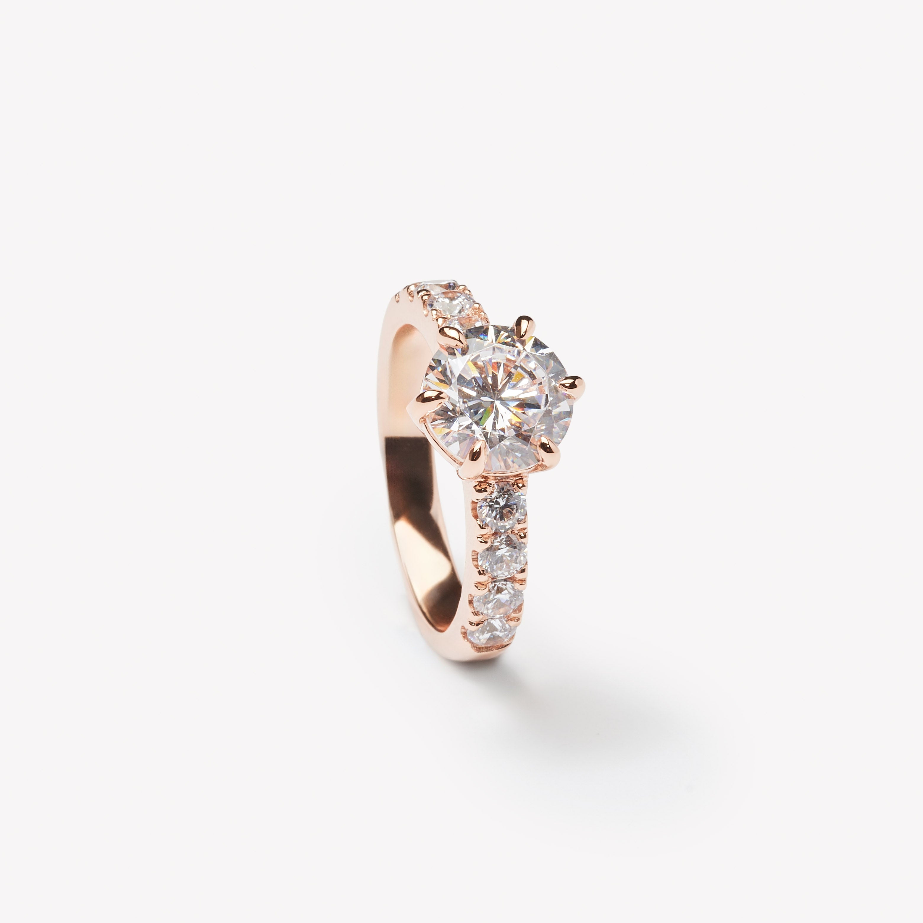 Round brilliant cut engagement ring by IRALIS – Zurich-designed fine jewelry, with DEF color, VS1–VS2 clarity and prong setting.