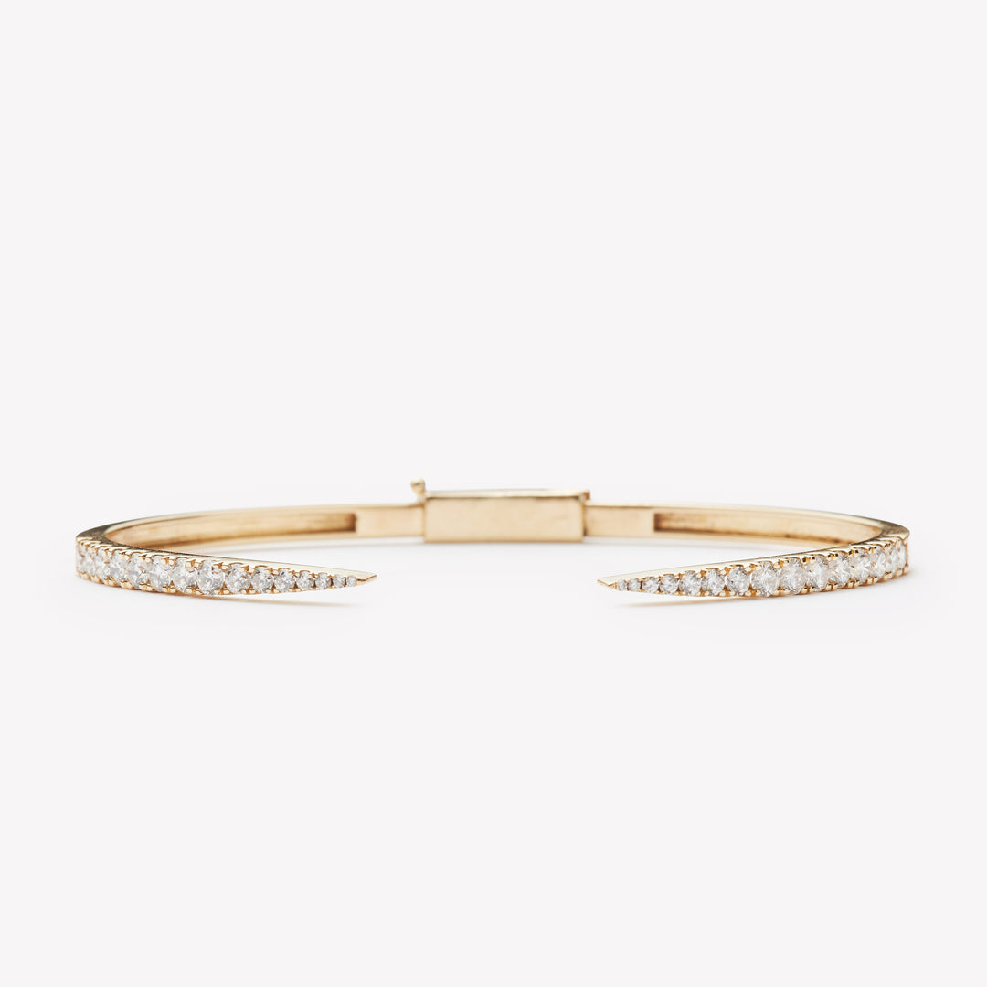 18k yellow gold claw with round brilliant diamond setting.