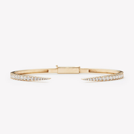 18k yellow gold claw with round brilliant diamond setting.