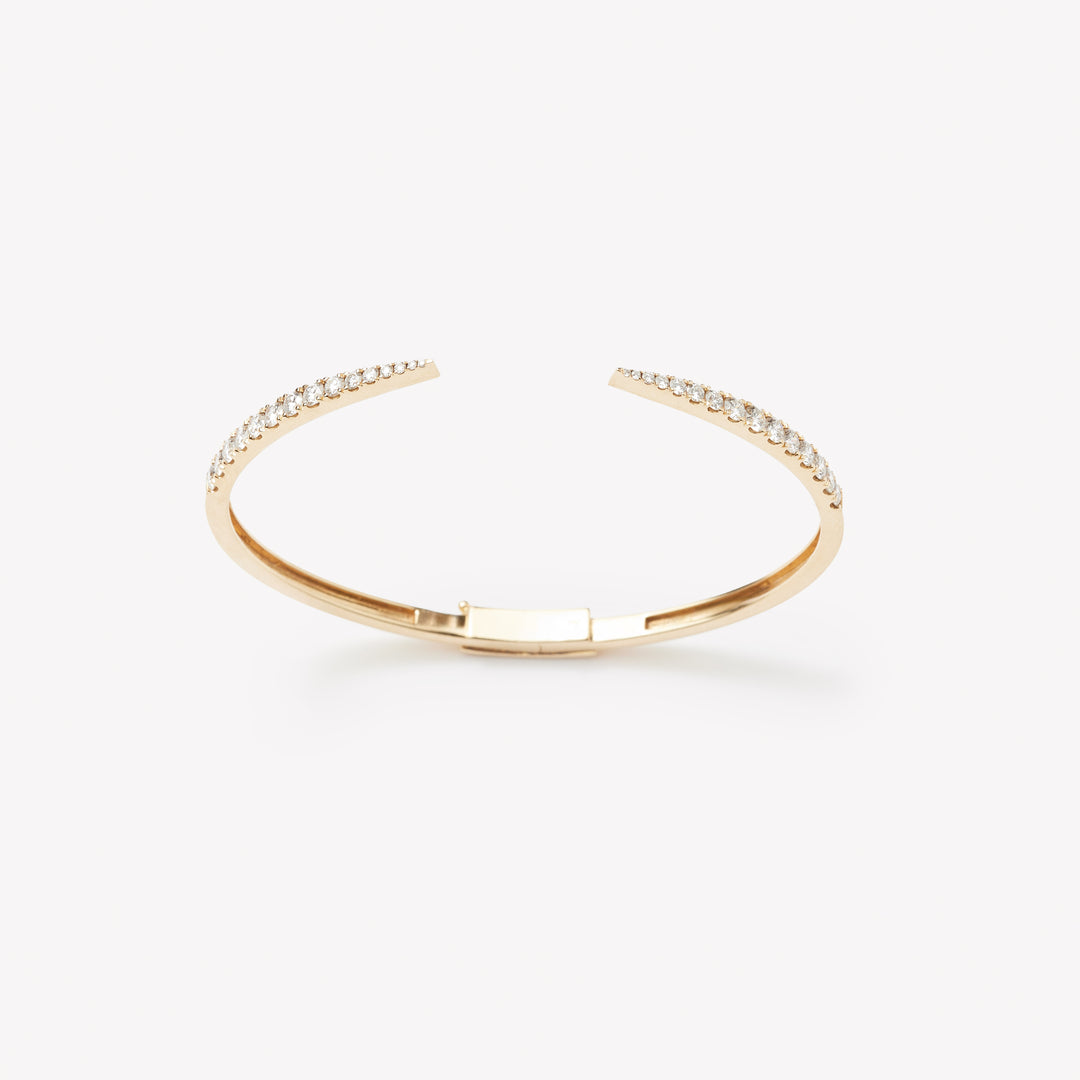 18k yellow gold claw with round brilliant diamond setting.