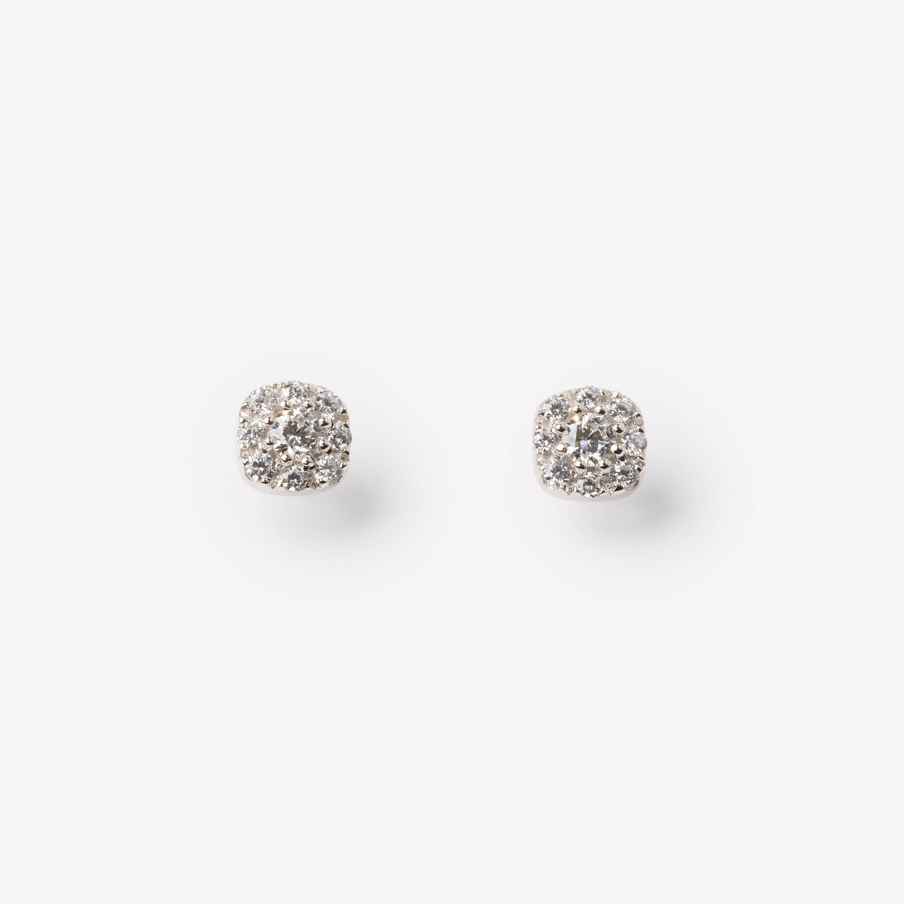 18k gold la grown diamond studs with round brilliant diamonds. Designed in Zurich. 