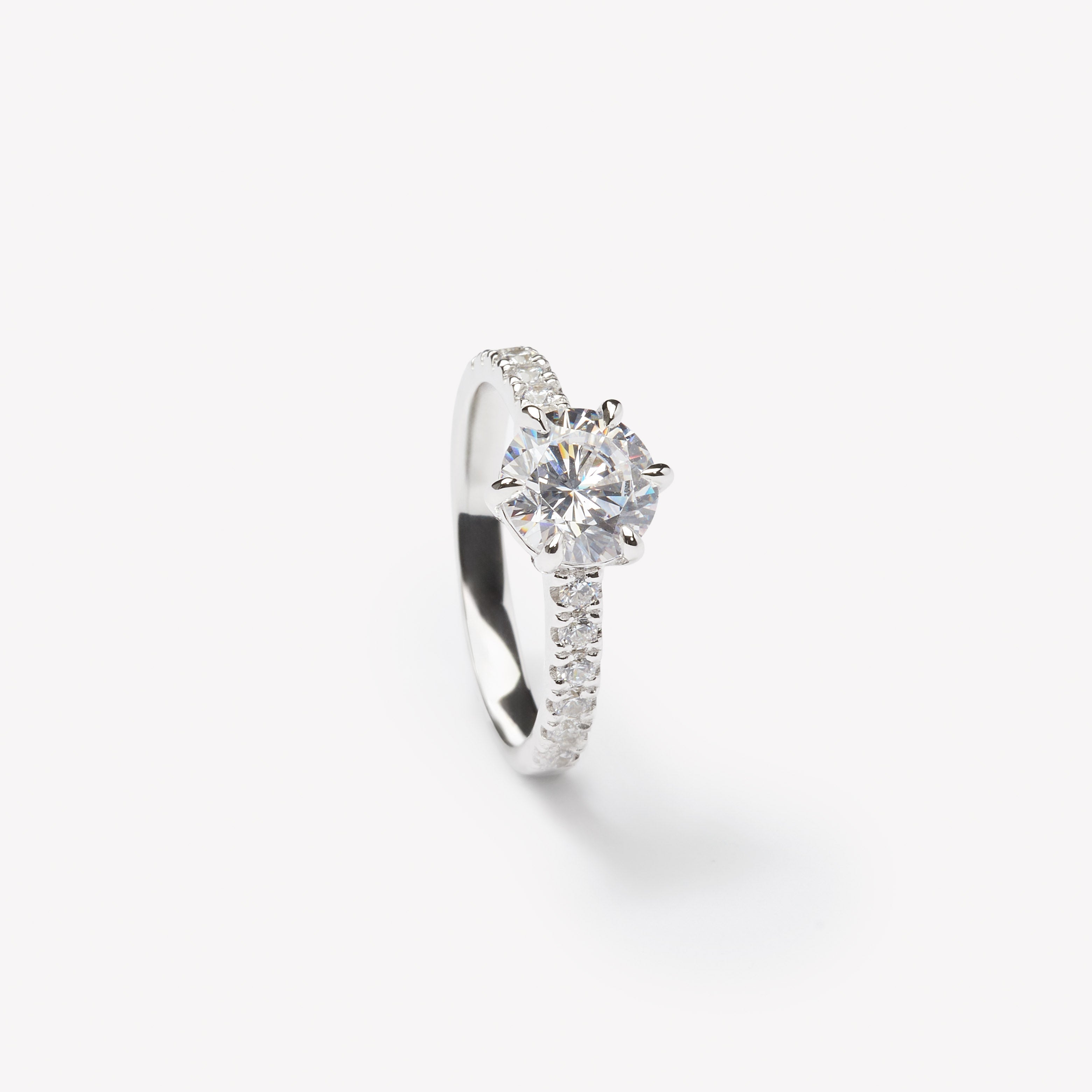 Round brilliant cut engagement ring by IRALIS – Zurich-designed fine jewelry, with DEF color, VS1–VS2 clarity and prong setting.
