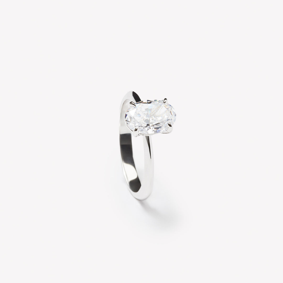 Oval cut engagement ring by IRALIS – Zurich-designed fine jewelry with plain knife setting, DEF color and VS1–VS2 clarity.