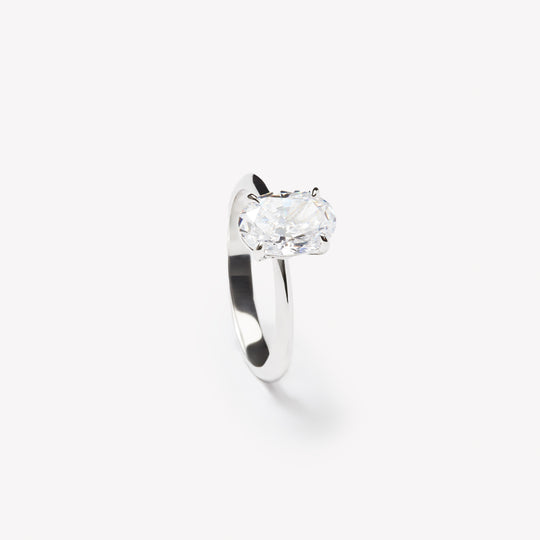 Oval cut engagement ring by IRALIS – Zurich-designed fine jewelry with plain knife setting, DEF color and VS1–VS2 clarity.