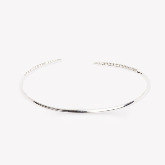 18k white gold claw with round brilliant diamond setting.