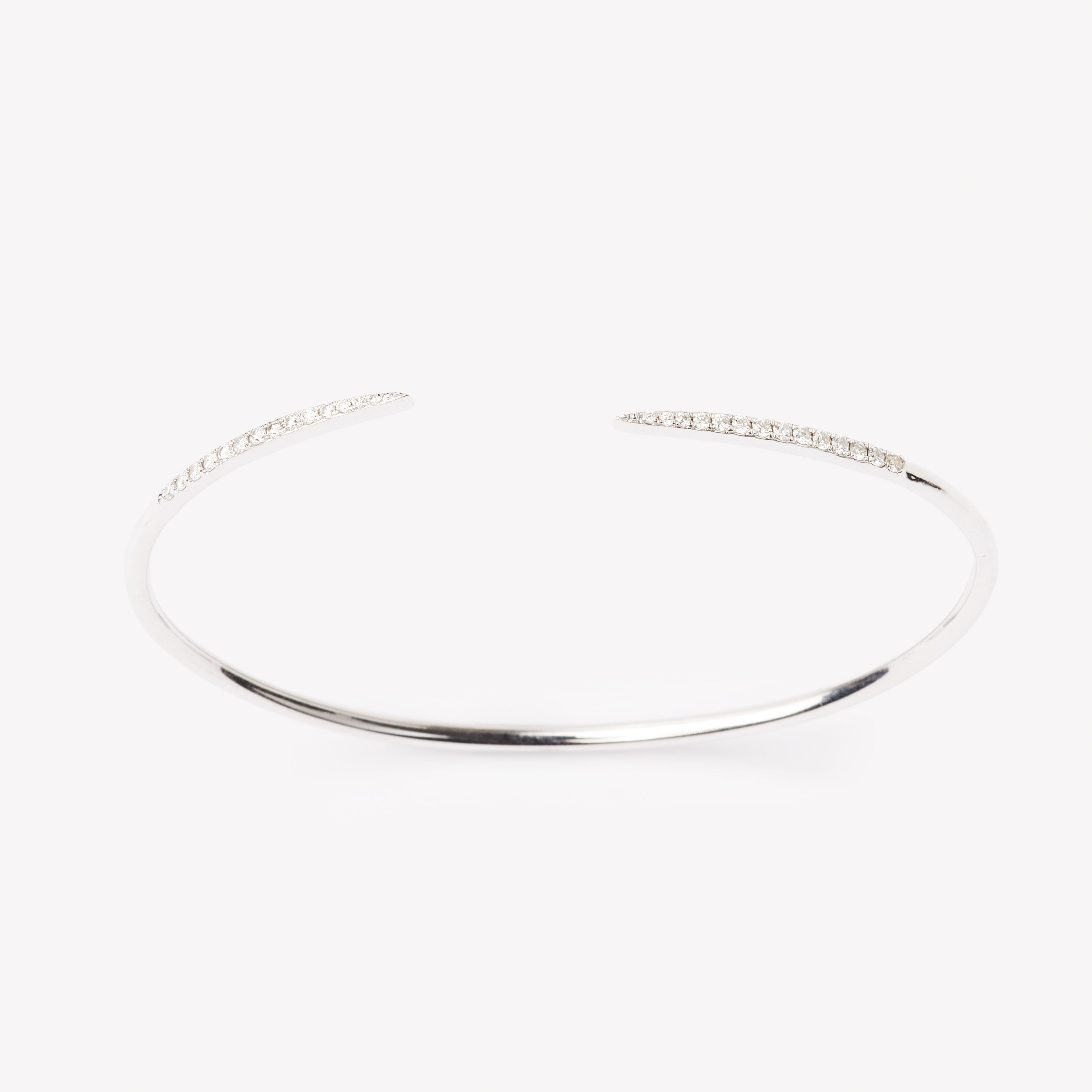 18k white gold claw with round brilliant diamond setting.