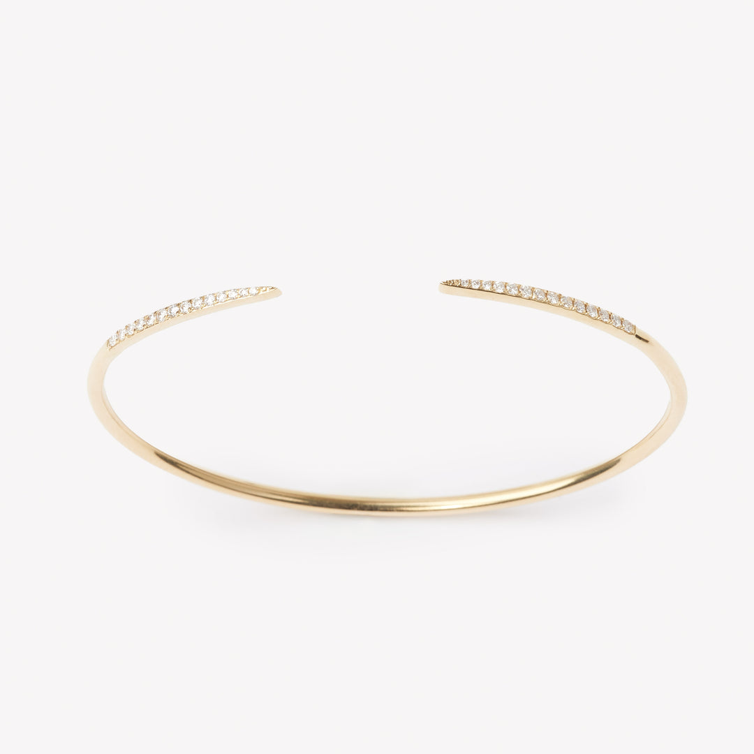 18k yellow gold claw with round brilliant diamond setting.