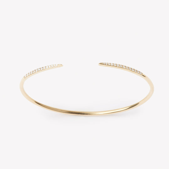 18k yellow gold claw with round brilliant diamond setting.