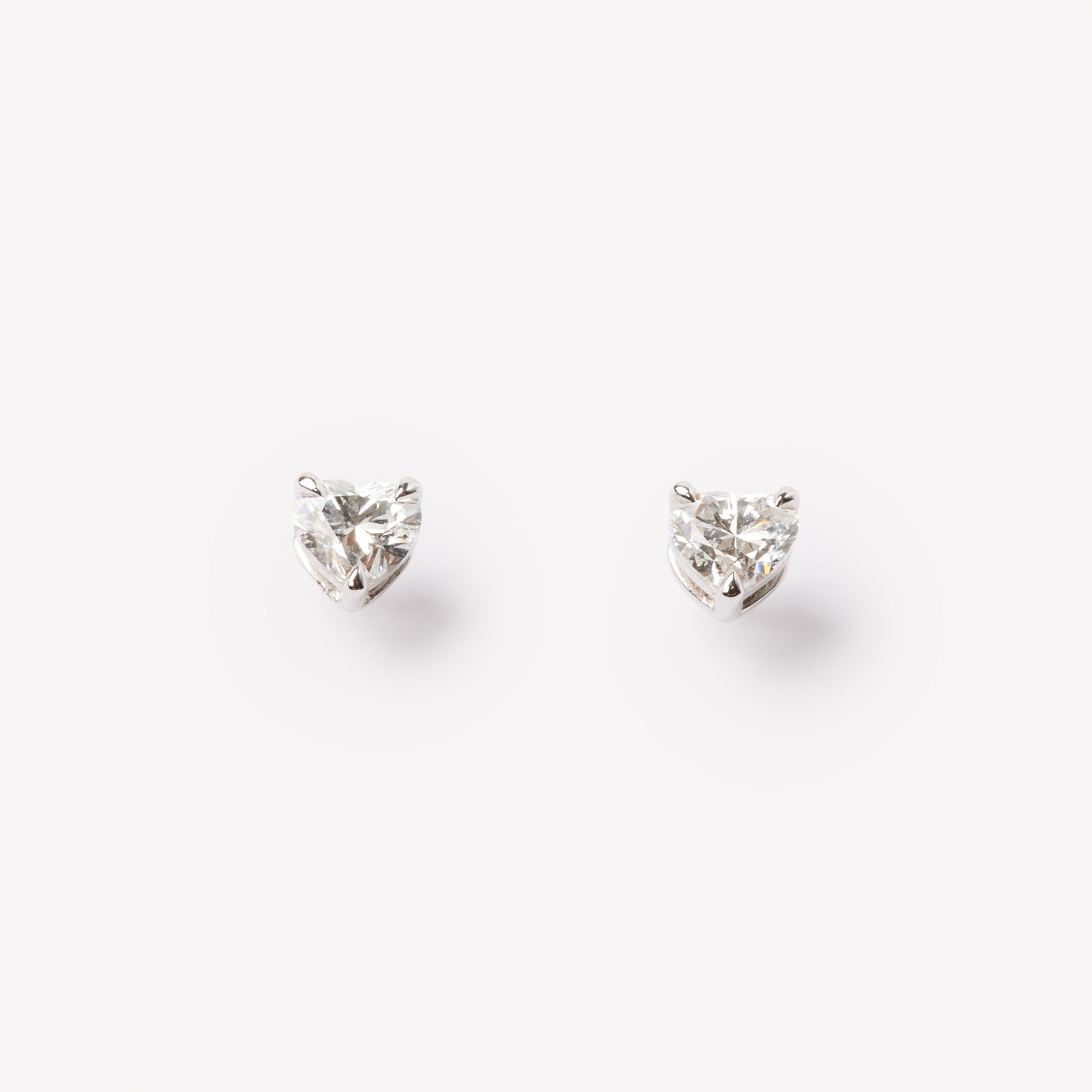 18k gold heart shaped lab-grown studs. Designed in Zürich.