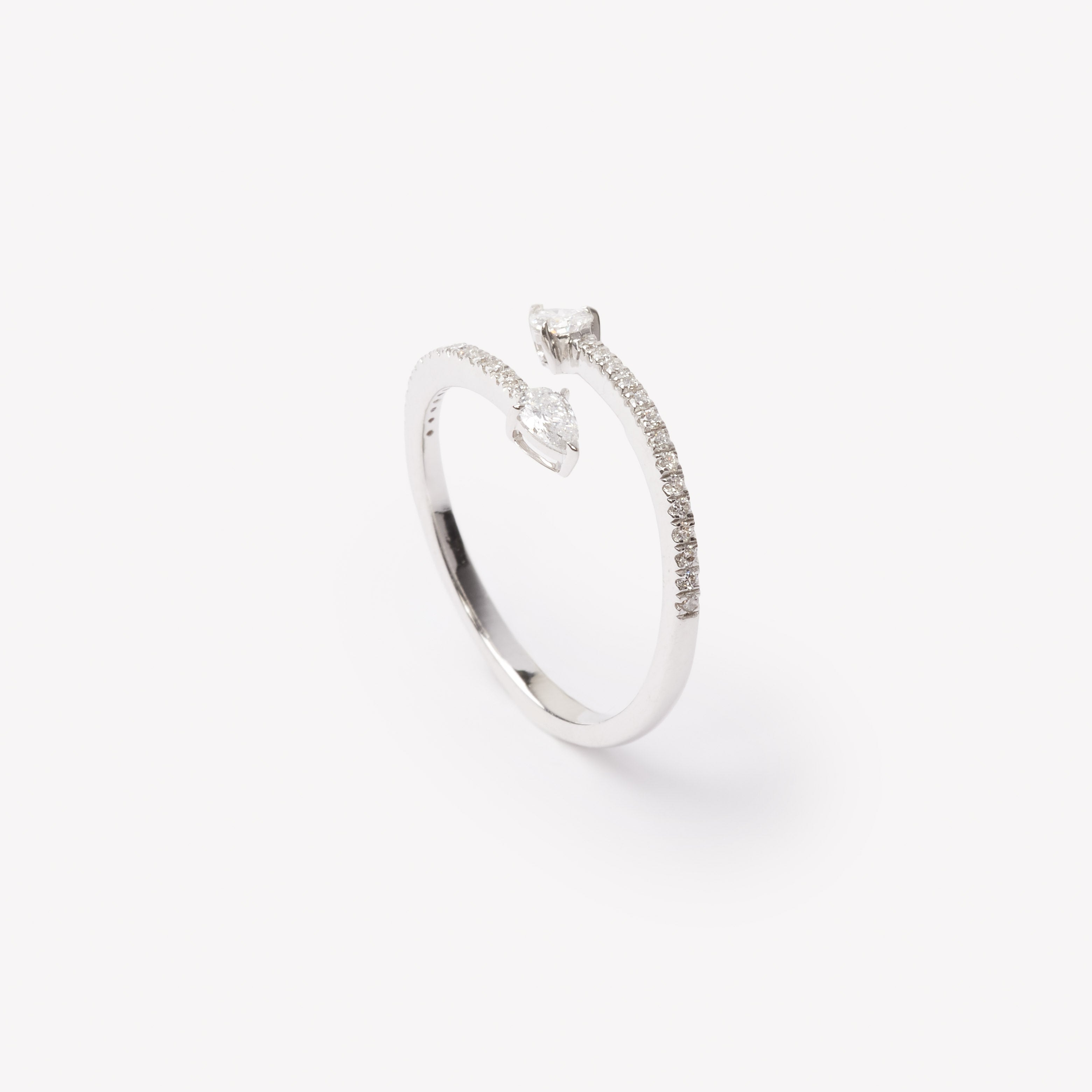 Round brilliant ring with pear-cut side stones by IRALIS featuring lab-grown diamonds in DEF color and VS1–VS2 clarity, Zurich designed