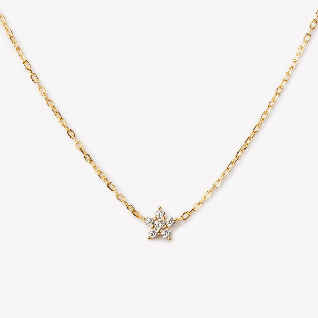 18k gold star-shaped lab grown diamond necklace with round brilliant cut diamonds. Designed in Zurich