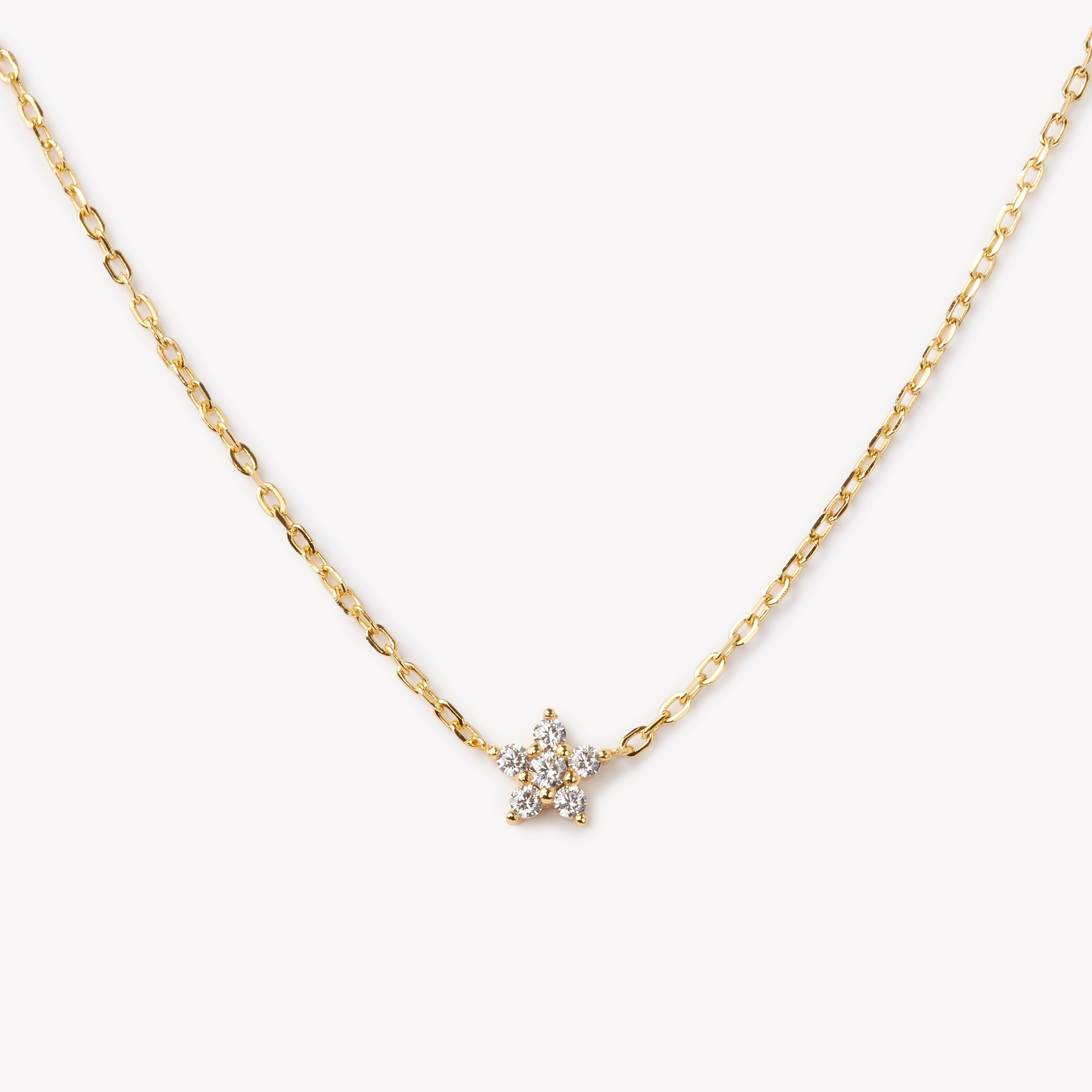 18k gold star-shaped lab grown diamond necklace with round brilliant cut diamonds. Designed in Zurich